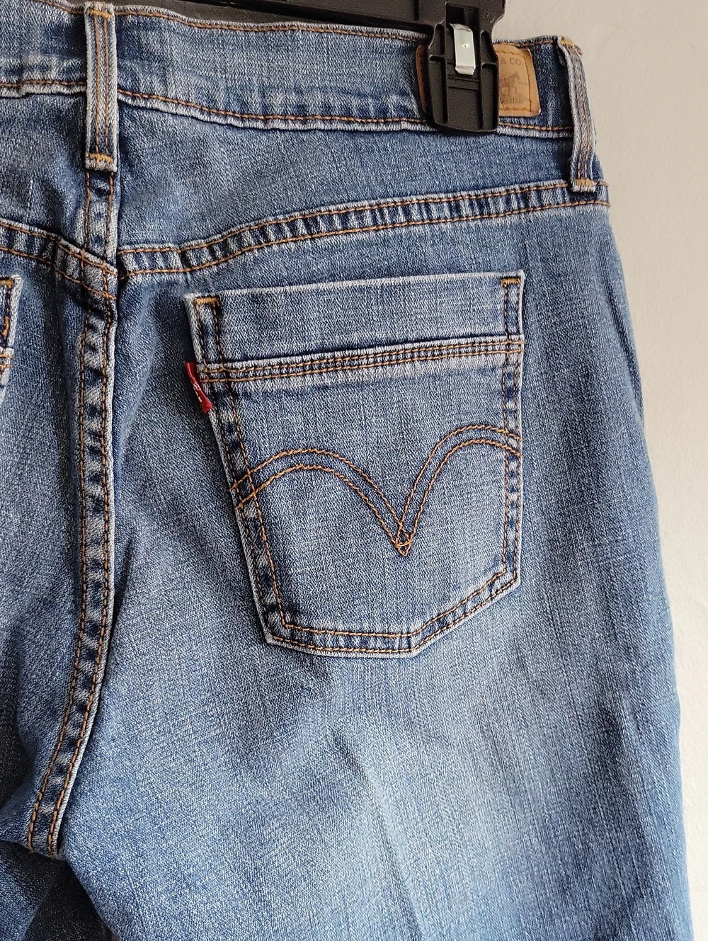 Women's size 6 Levi's 515 light blue denim bermuda shorts/capri pants